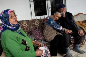 50 yaşındaki engelli kızlarına &ccedil;ocuk gibi bakıyorlar