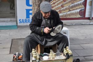 Bor&ccedil;la parayla aldığı boya sandığını 65 yıldır bırakmadı