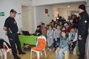 Polis amcalarından engelli &ouml;ğrencilere eğitim