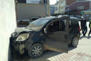 Bursa'da kadın şof&ouml;r &ouml;nce otomobile sonra duvara &ccedil;arptı