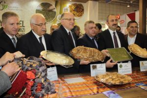 Bakan G&uuml;l'den GTB standına ziyaret