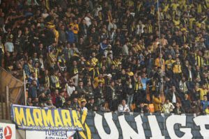 Fenerbah&ccedil;e trib&uuml;n&uuml;nde gerginlik!