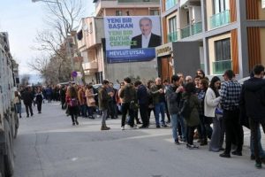 Vatandaşlar uzun kuyruklar oluşturdu!