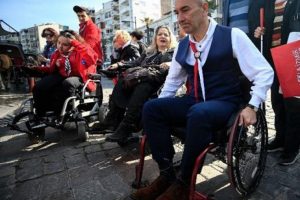 CHP'li Soyer, farkındalık i&ccedil;in tekerlekli sandalye ile gezdi