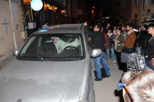 T&uuml;rkiye'ye getirilmesi yasak olan k&ouml;pek, cipte 12 saat mahsur kaldı