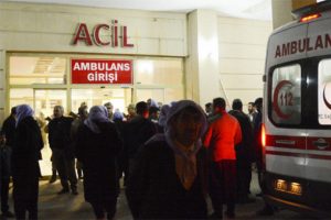 Otomobil kaza yapanların arasına daldı!