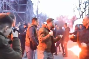Poroşenko'nun konvoyunun &ouml;n&uuml;n&uuml; kesme girişimi!