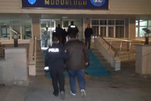 Dernek lokaline gece yarısı operasyon: 61 g&ouml;zaltı