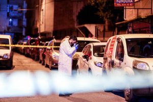Park halindeki 2 ara&ccedil; kurşunlandı