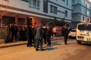Ankara'da kolonlarında &ccedil;atlaklar oluşan 3 katlı bina boşaltıldı