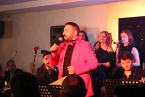 Mustafa Topaloğlu 16 sene sonra sahneye &ccedil;ıktı