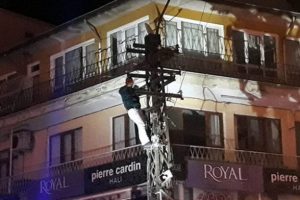 &Ccedil;ocuklarını g&ouml;remeyince elektrik direğine tırmandı