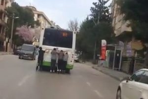 Bursa'da patenli &ccedil;ocukların tehlikeli yolculuğu