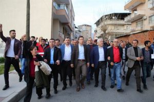 Kılı&ccedil;daroğlu, Bayraklı'da yaralanan CHP'li gen&ccedil;leri aradı