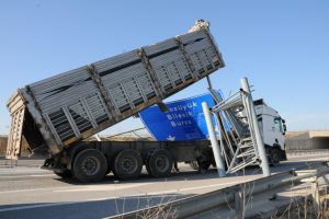 Akılalmaz olay! Yerinden s&ouml;k&uuml;p metrelerce s&uuml;r&uuml;kledi