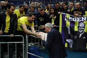 Fenerbah&ccedil;e taraftarlarından Obradovic'e doğum g&uuml;n&uuml; s&uuml;rprizi!