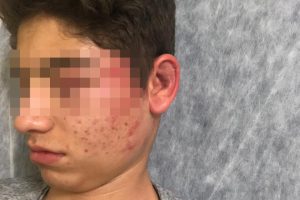 &Ccedil;ocuğu boks makinesi yerine koyup d&ouml;vd&uuml;, arkadaşı videoya &ccedil;ekti