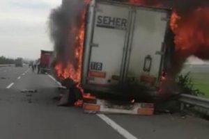 Tavuk eti y&uuml;kl&uuml; TIR alev aldı
