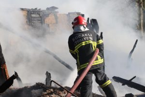 2 katlı ahşap ev yandı