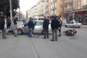 Motosiklet ile otomobil &ccedil;arpıştı