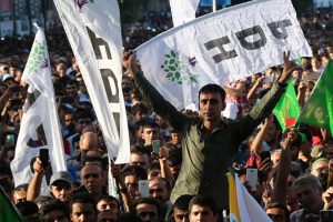 Selim Sadak'a HDP mitinginde g&ouml;zaltı