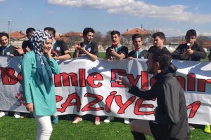Amat&ouml;r futbolcudan yeşil sahada evlenme teklifi