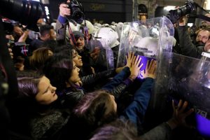 Feministler: Paralel &ccedil;ekim ger&ccedil;eği yansıtmıyor, ezan protesto edilmedi