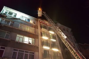 Otelde yangın paniği! 20 kişi...
