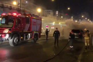 Seyir halindeki otomobil alev aldı