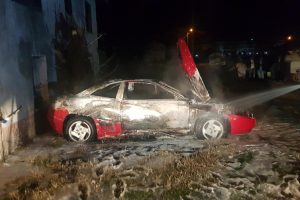Hurda otomobil alev alev yandı!