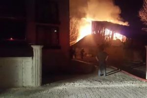 Ahır ve 2 katlı ahşap ev alev alev yandı