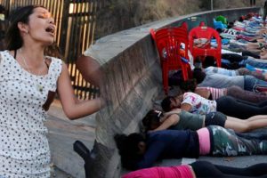 &Uuml;lkede b&uuml;y&uuml;k şok! Yağma başladı, devlet daireleri ve okullar tatil edildi