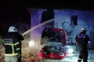Hurda otomobilde &ccedil;ıkan yangın, yanındaki binayı k&uuml;le &ccedil;eviriyordu