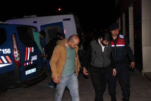 G&ouml;&ccedil;men ka&ccedil;ak&ccedil;ılarına operasyonda 4 tutuklama