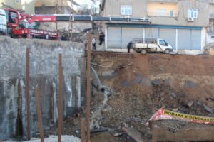 İstinat duvarı &ccedil;&ouml;kt&uuml;! &Ccedil;evredeki binalar boşaltıldı