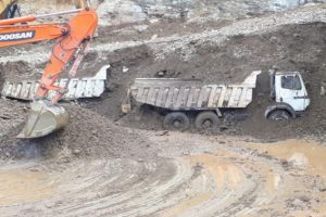 Heyelanın yuttuğu iş makineleri toprak altından &ccedil;ıkarılıyor