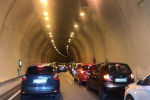 İstanbul'da zarf i&ccedil;in t&uuml;nel kapatan s&uuml;r&uuml;c&uuml; kamerada