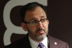 Bakan Kasapoğlu'ndan madalya kazanan g&uuml;reş&ccedil;ilere tebrik