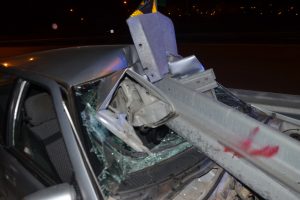 Bursa'da bariyere ok gibi saplanan otomobil s&uuml;r&uuml;c&uuml;s&uuml; yaralandı