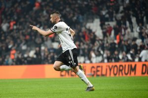 Burak Yılmaz i&ccedil; sahada sırtlıyor
