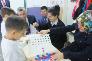 &Ouml;ğrenciler sınıfta anneleri ile birlikte zeka oyunları oynuyor