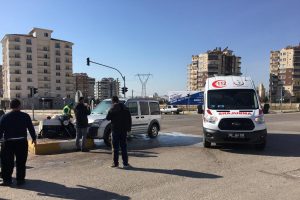 Hafif ticari ara&ccedil; ile motosiklet &ccedil;arpıştı: 2 yaralı