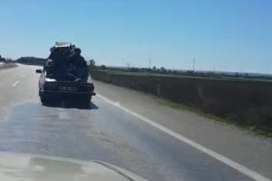 Otomobilin &uuml;zerinde tehlikeli yolculuk