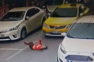 Taksi &ccedil;arptı, havaya fırlayıp yere d&uuml;şt&uuml;