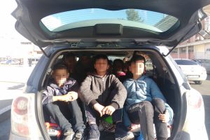 Tek seferde 12 &ouml;ğrencisini otomobille stada g&ouml;t&uuml;ren &ouml;ğretmene soruşturma