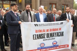 Ezana saygısızlığı ezan okuyarak g&ouml;sterdiler
