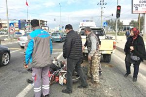 Motosikletiyle kamyonete &ccedil;arpan s&uuml;r&uuml;c&uuml; hayatını kaybetti