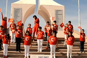 D&uuml;ş&uuml;rd&uuml;ğ&uuml; T&uuml;rk bayrağını kaldırıp &ouml;perek alnına g&ouml;t&uuml;rd&uuml;