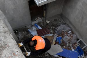 Havalandırmada mahsur kalan kediler kurtarıldı