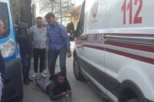 Fenalaşan gence 112 ekiplerinden anında m&uuml;dahale